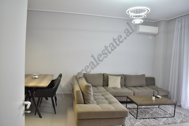 
Apartament 2+1 me qira ne rrugen Peti, ne Tirane.
Banesa eshte e pozicionuar ne katin e 3te te nj